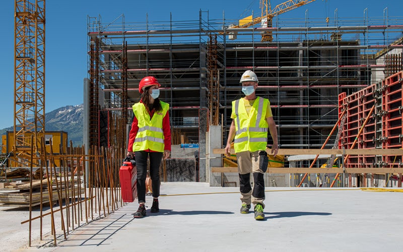 Personnes marchant sur un chantier