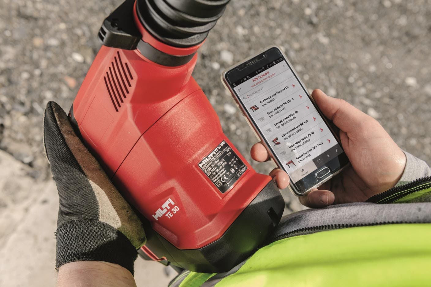 a contractor scans a tool with the hilti connect app