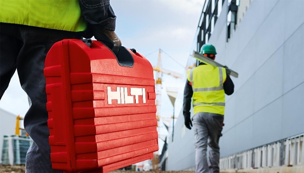 Installation of ventilated curtain wall facades
