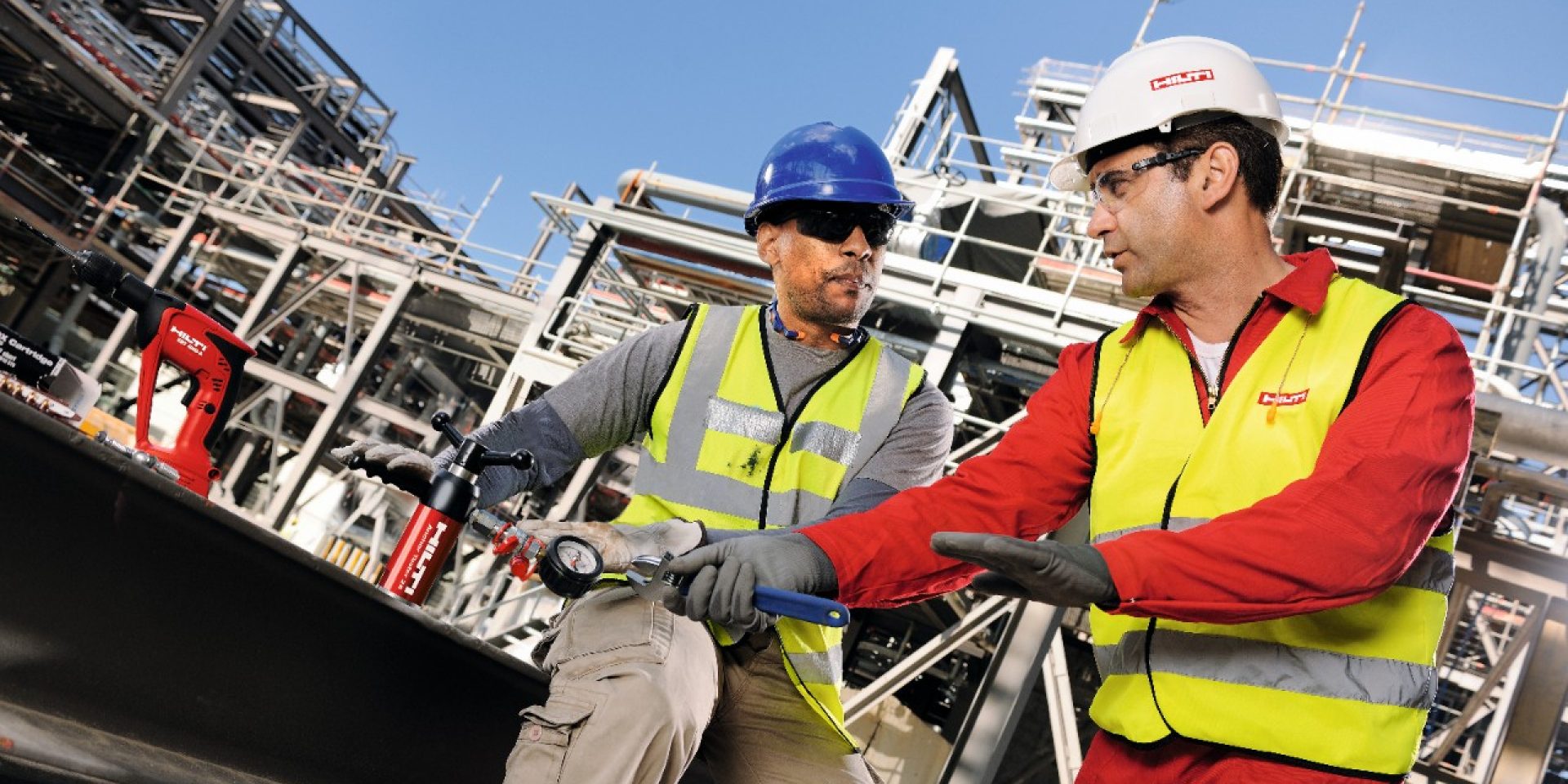 Un ingénieur de Hilti aide un client sur un chantier