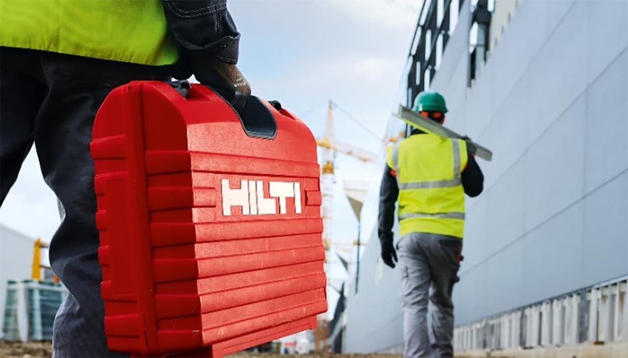 Installation of ventilated curtain wall facades