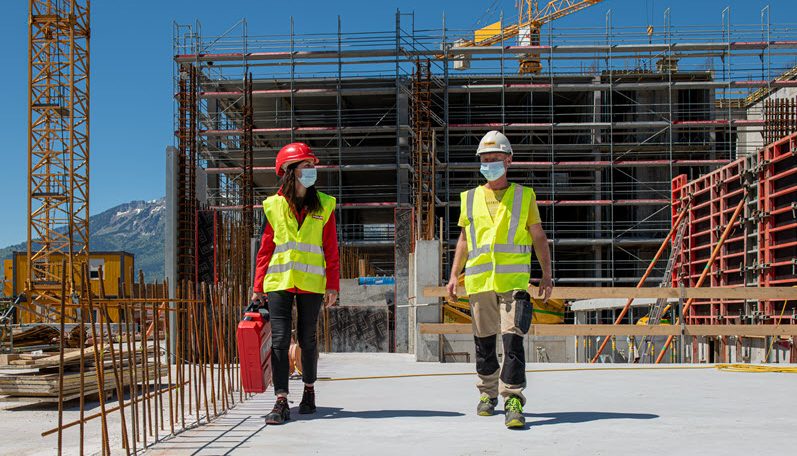 Personnes marchant sur un chantier