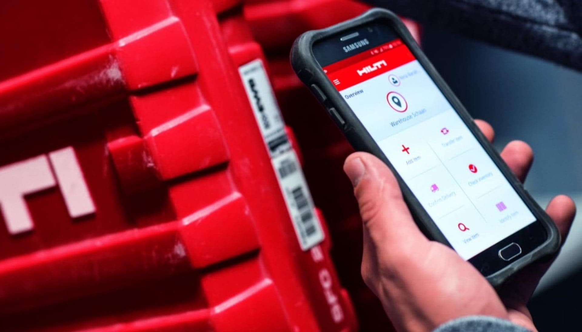 un homme utilise ON!Track sur un appareil mobile pour numériser une boîte à outils Hilti