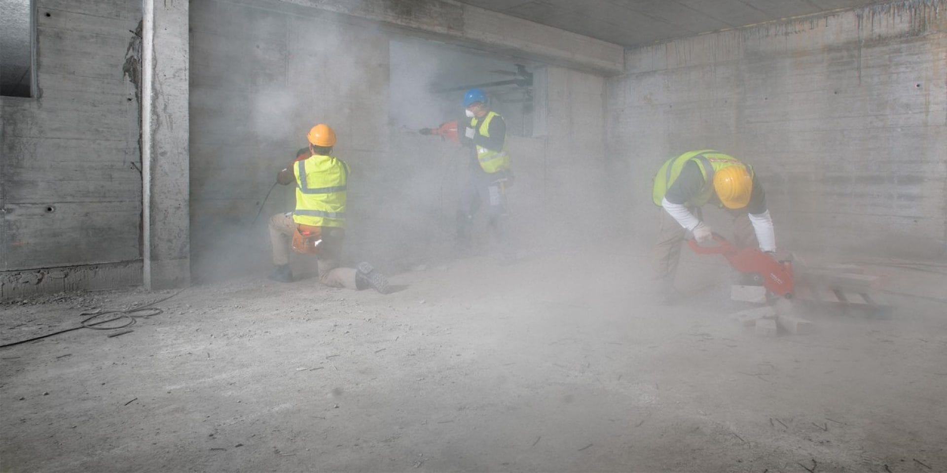 De la poussière est produite à presque chaque étape du processus de construction (perçage, sciage, burinage, meulage, transport).