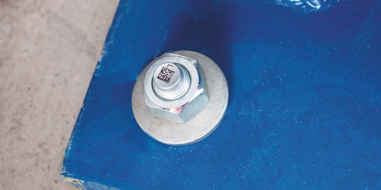 HDA anchor with data matrix code and base plate