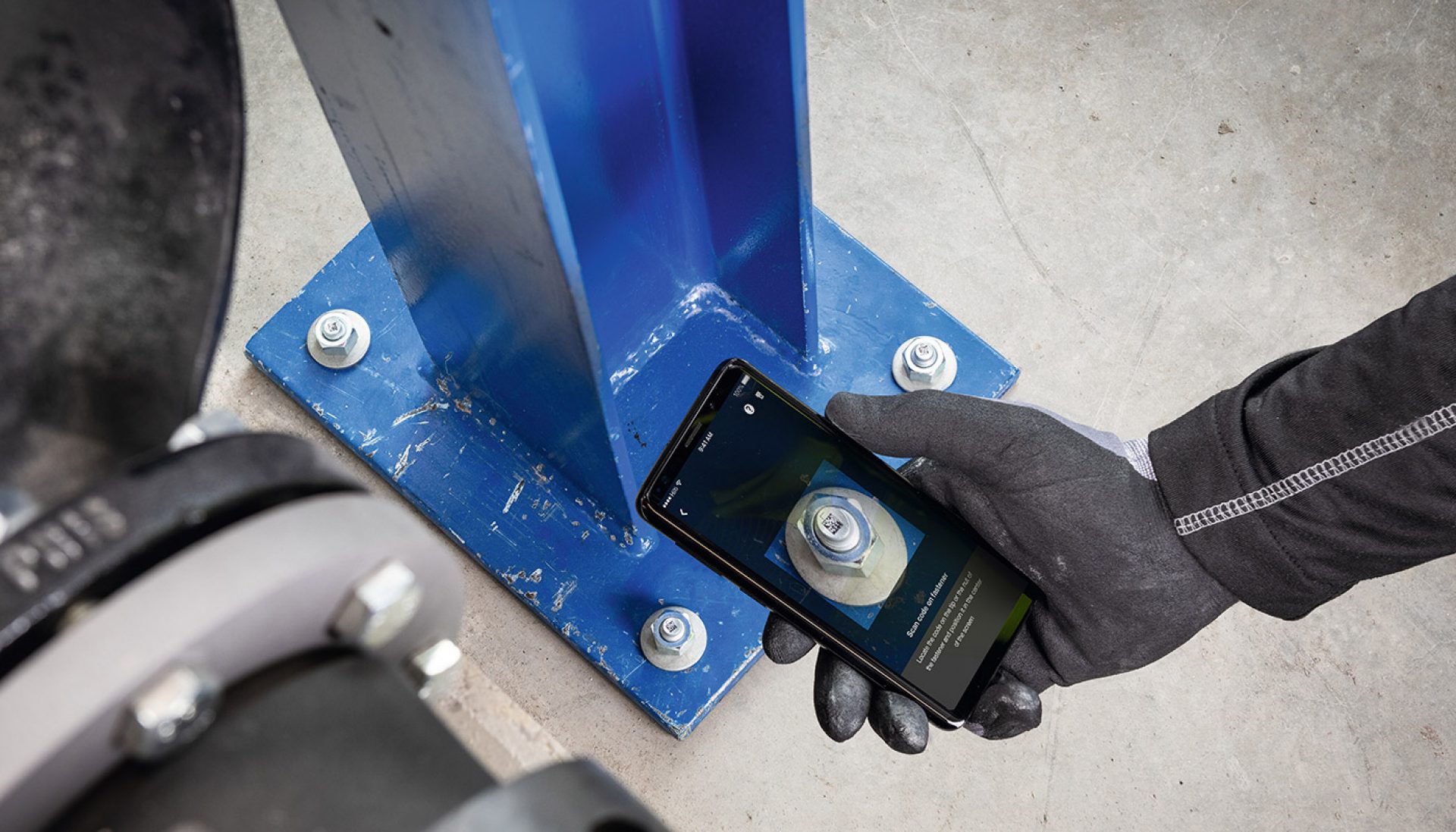 Worker scanning Hilti anchor with his smartphone
