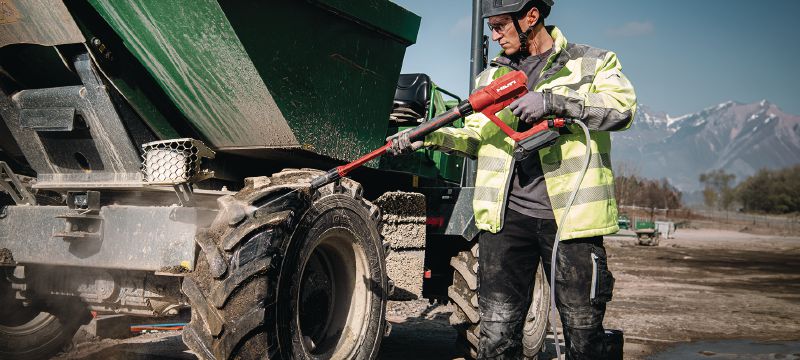 PC 2-22 Cordless pressure cleaner Portable pressure cleaner with 40 bar (580 PSI) of working pressure, for light cleanups around construction sites (Nuron battery platform) Applications 1