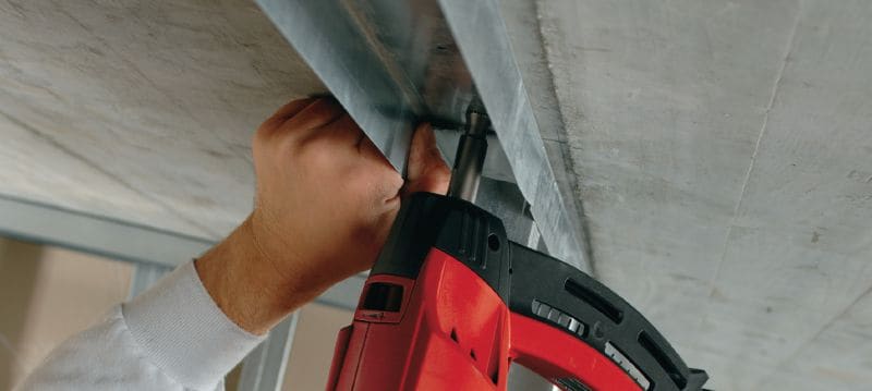 Clous à béton X-GN MX (en bandes) Clous rassemblés pour la fixation au béton et à d’autres matériaux de base à l’aide de la cloueuse à gaz GX 120 Applications 1