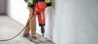 Marteau perforateur électrique pour charges lourdes TE 3000-AVR Burineur exceptionnellement puissant pour charges lourdes de démolition du béton, la découpe de l’asphalte,les travaux de terrassement et l'implantation de tiges de terre Applications 6