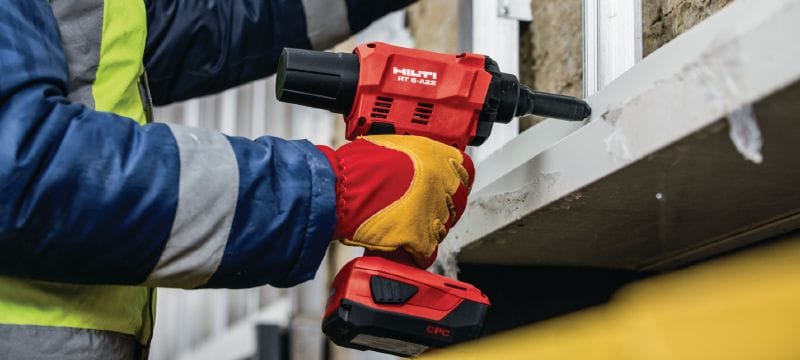 Riveteuse sans fil RT 6-A22 Riveteuse 22 V sans fil alimentée par des batteries Li-ion pour les travaux d’installation et la production industrielle. Accepte des rivets jusqu’à 4,8 mm de diamètre (jusqu'à 5,0 mm dans le cas de rivets en aluminium) Applications 1