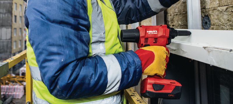 Riveteuse sans fil RT 6-A22 Riveteuse 22 V sans fil alimentée par des batteries Li-ion pour les travaux d’installation et la production industrielle. Accepte des rivets jusqu’à 4,8 mm de diamètre (jusqu'à 5,0 mm dans le cas de rivets en aluminium) Applications 1