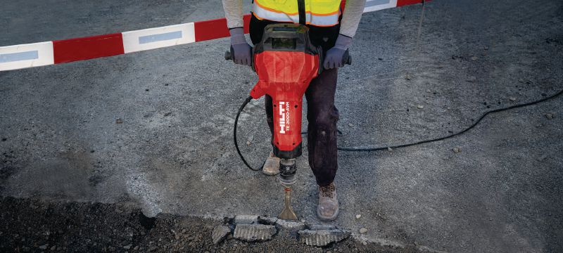 Marteau perforateur électrique pour charges lourdes TE 3000-AVR Burineur exceptionnellement puissant pour charges lourdes de démolition du béton, la découpe de l’asphalte,les travaux de terrassement et l'implantation de tiges de terre Applications 1