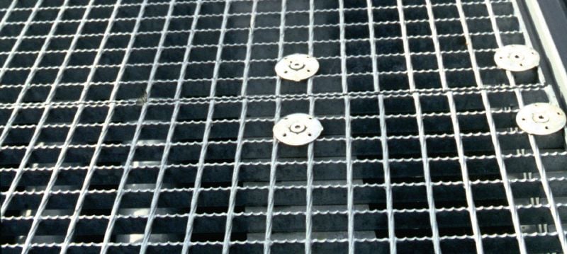 Coupelle de fixation pour caillebotis X-FCM-F (revêtement duplex) Coupelle de fixation pour caillebotis avec revêtement duplex pour fixer les caillebotis de sol avec des goujons filetés dans des environnements légèrement corrosifs Applications 1