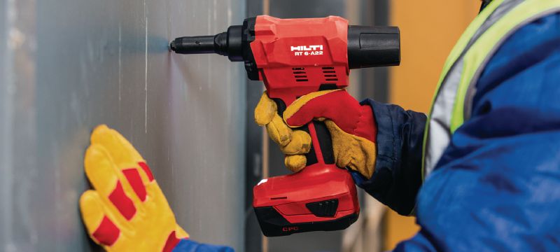 Riveteuse sans fil RT 6-A22 Riveteuse 22 V sans fil alimentée par des batteries Li-ion pour les travaux d’installation et la production industrielle. Accepte des rivets jusqu’à 4,8 mm de diamètre (jusqu'à 5,0 mm dans le cas de rivets en aluminium) Applications 1