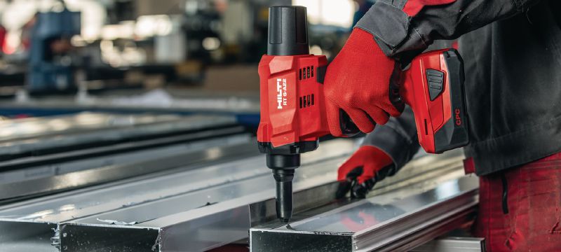 Riveteuse sans fil RT 6-A22 Riveteuse 22 V sans fil alimentée par des batteries Li-ion pour les travaux d’installation et la production industrielle. Accepte des rivets jusqu’à 4,8 mm de diamètre (jusqu'à 5,0 mm dans le cas de rivets en aluminium) Applications 1