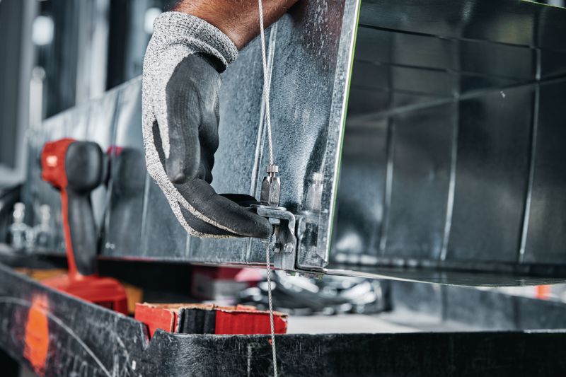 Ensemble de verrouillage de rail MW-LP CL avec câble métallique à boucle terminale Câble métallique avec boucle terminale et verrouillage de rail réglable pour la suspension d'entretoises en trapèze sur des éléments de construction appropriés, comme les poutres d'acier Applications 1