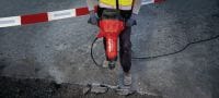 Marteau perforateur électrique pour charges lourdes TE 3000-AVR Burineur exceptionnellement puissant pour charges lourdes de démolition du béton, la découpe de l’asphalte,les travaux de terrassement et l'implantation de tiges de terre Applications 4