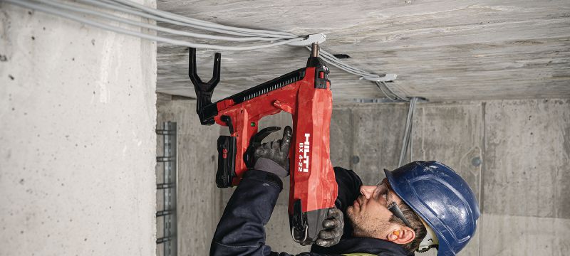 Cloueuse pour béton sans fil BX 4-ME-22 (édition M&E) Cloueur sans fil alimenté par batterie Nuron pour la pose des câbles, des gaines et des goujons filetés dans le béton, l’acier et la maçonnerie Applications 1