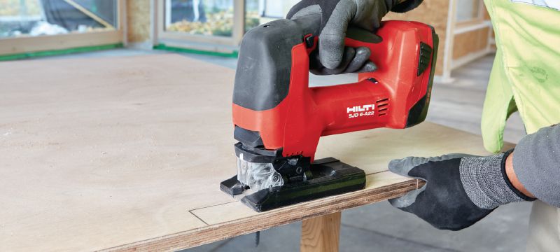 Scie sauteuse sans fil SJD 6-A22 Puissante scie sauteuse sans fil 22 V avec poignée supérieure en D, pour une prise confortable et un meilleur contrôle lors des travaux de découpe incurvée Applications 1