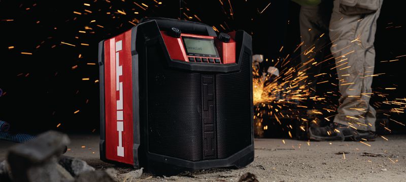 Radio de chantier R 6-22 Radio de chantier portable à batterie avec jusqu’à 22 heures de lecture par charge et une durabilité supplémentaire pour une utilisation sur les chantiers de construction (plateforme de batteries Nuron) Applications 1