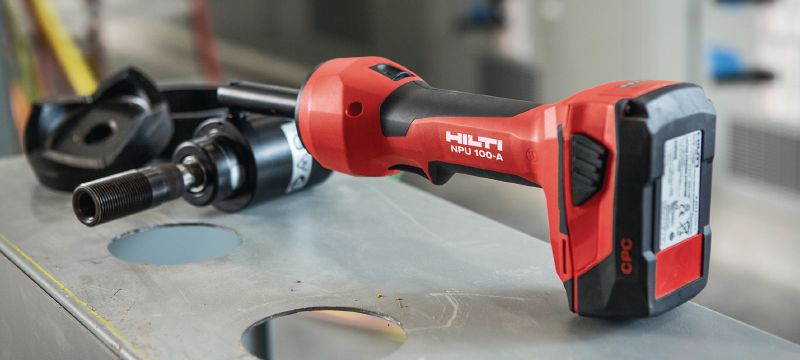 Emporte-pièce sans fil NPU 100-A Poinçon compact et polyvalent à batterie pour défoncer des trous de la taille de conduits Applications 1