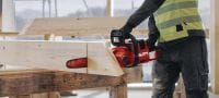 Scie à chaîne sans fil SCN 60-22 Tronçonneuse à batterie 16 po | 40 cm pour les travaux de démolition de bois et la coupe de poutres en bois, de CLT et de bois d’œuvre (batterie Nuron) Applications 1