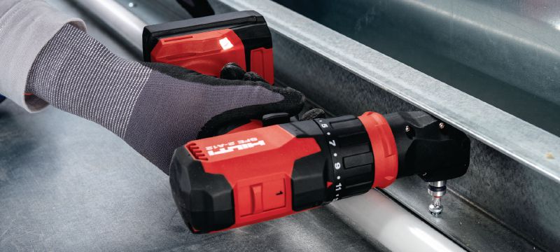 Visseuse-perceuse à têtes multiples SFE 2-A12 Visseuse-perceuse 12 V sans fil ultracompacte à porte-embout interchangeable (coudé, angle droit, 13 mm sans clé et porte-embout à prise hexagonale) pour les travaux d'installation dans les espaces restreints et en angle Applications 1